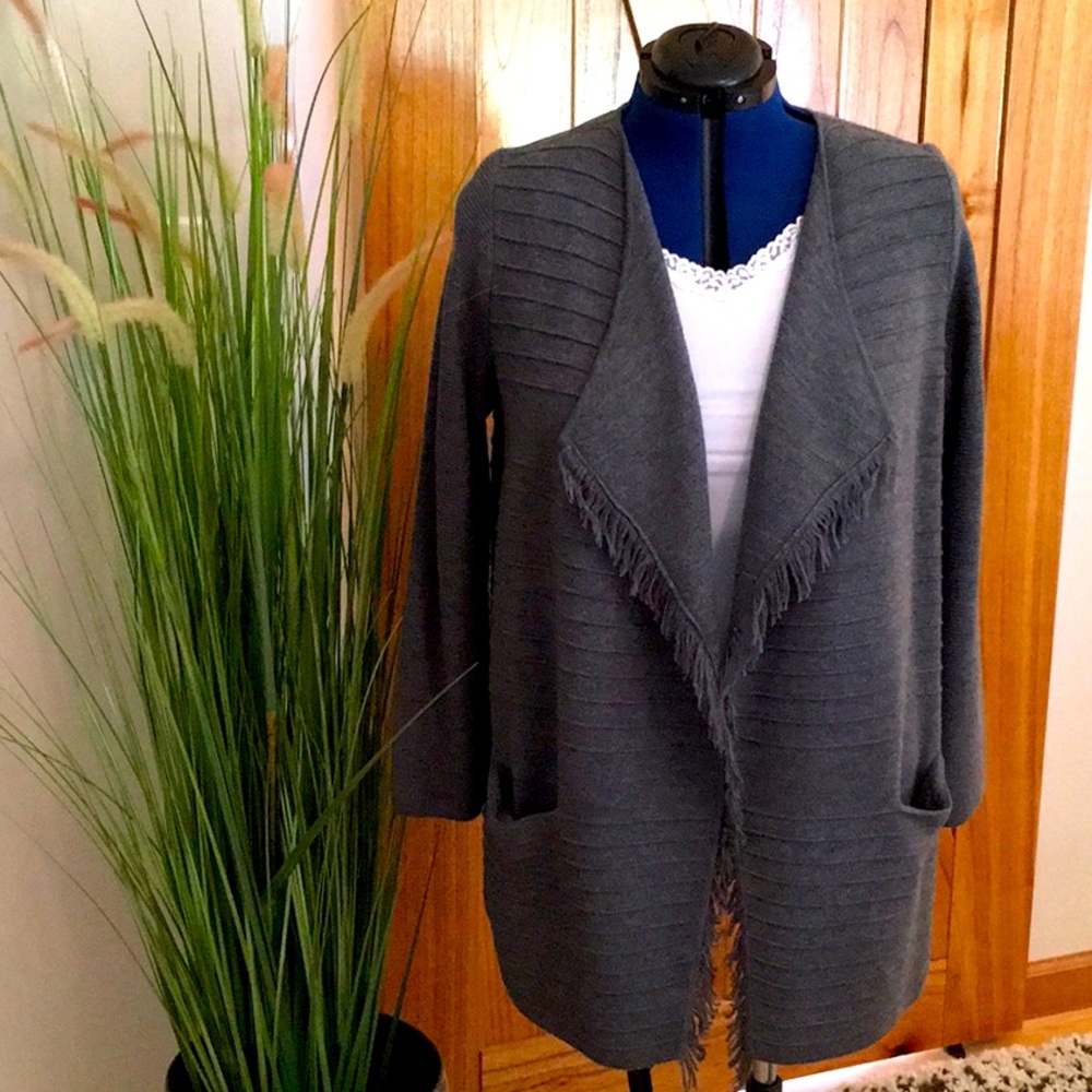 V-neck fly away cardigan, Excellent condition